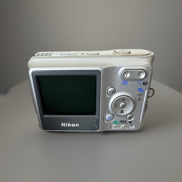 Nikon Digital Coolpix L3. - Picture 2 of 4